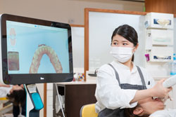 わずらわしい型取り不要な口腔内スキャナの導入